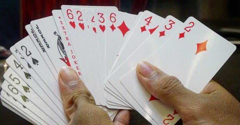 Comment le poker se joue-t-il dans les univers extra-temporels ?