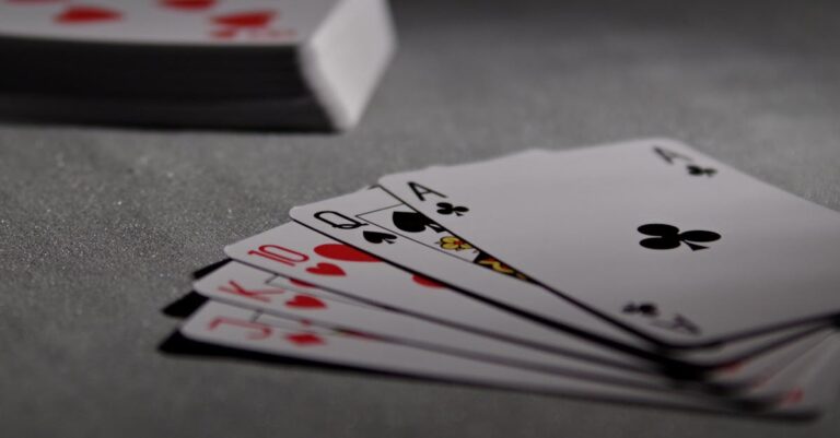 Le poker : un jeu de maîtrise des plis dimensionnels ?