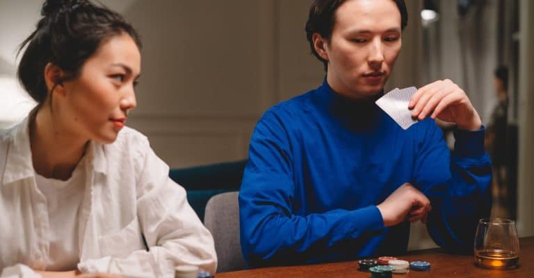 Comment repérer un bluff et un menteur au poker?