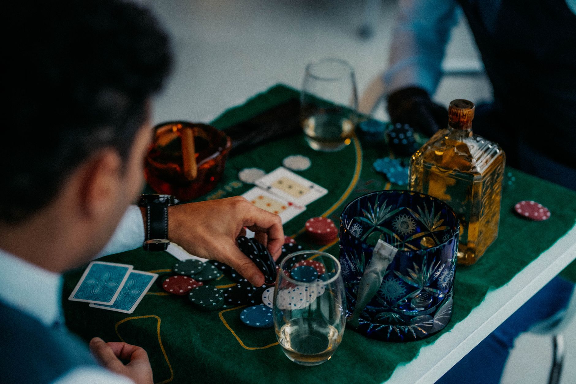 Comment maîtriser l&rsquo;art du slowplay au poker ?