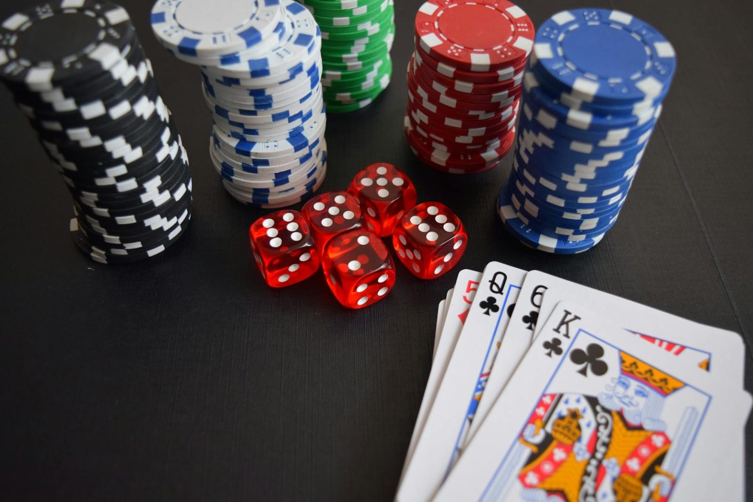 Sélectionner un casino en ligne fiable et adapté en Belgique : guide complet A vibrant display of casino chips, dice, and playing cards set on a table, embodying chance and excitement.