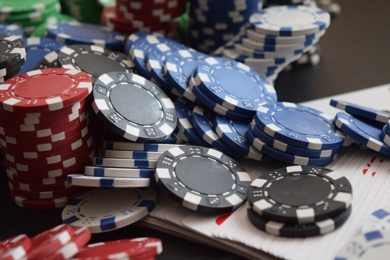 Comment le poker est-il à la fois un jeu de hasard et un jeu de stratégie ?