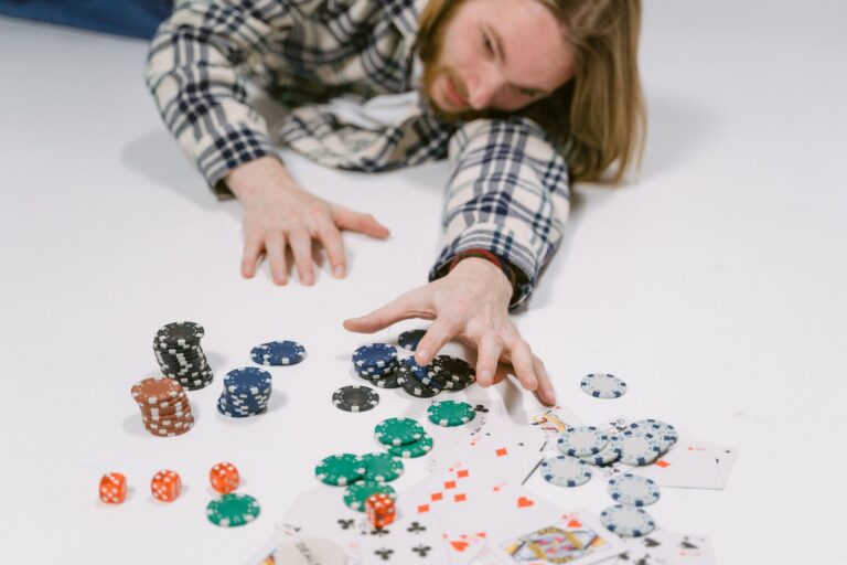 Comment le poker est-il interprété dans la peinture ?