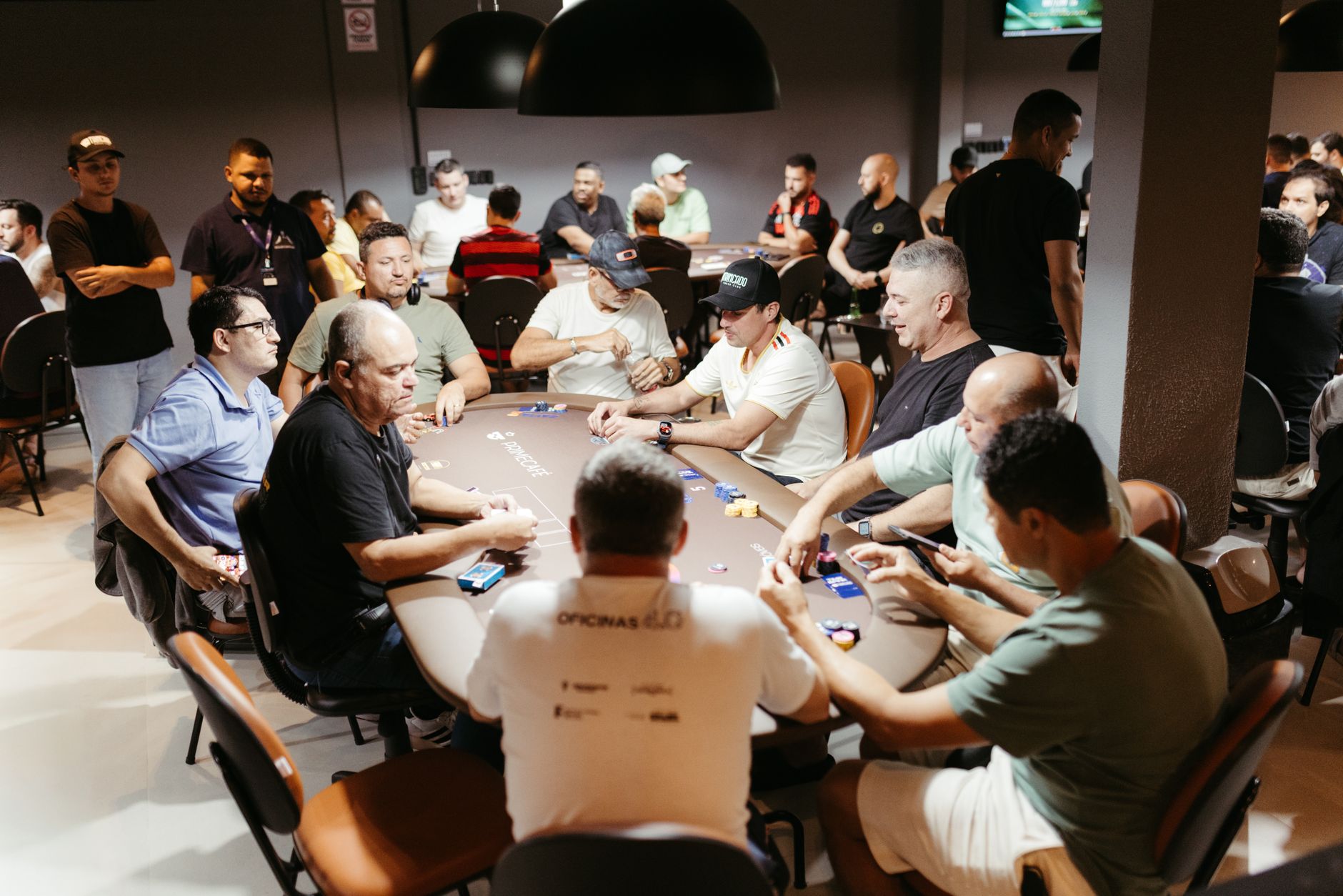 Scène animée d'un tournoi de poker avec des joueurs intensément concentrés, montrant l'atmosphère dynamique du jeu de casino.