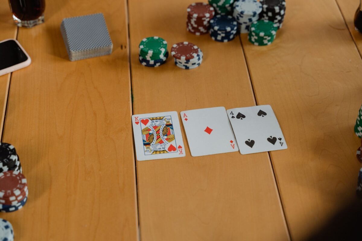 Poker en ligne et en club : ce qui change vraiment à la table