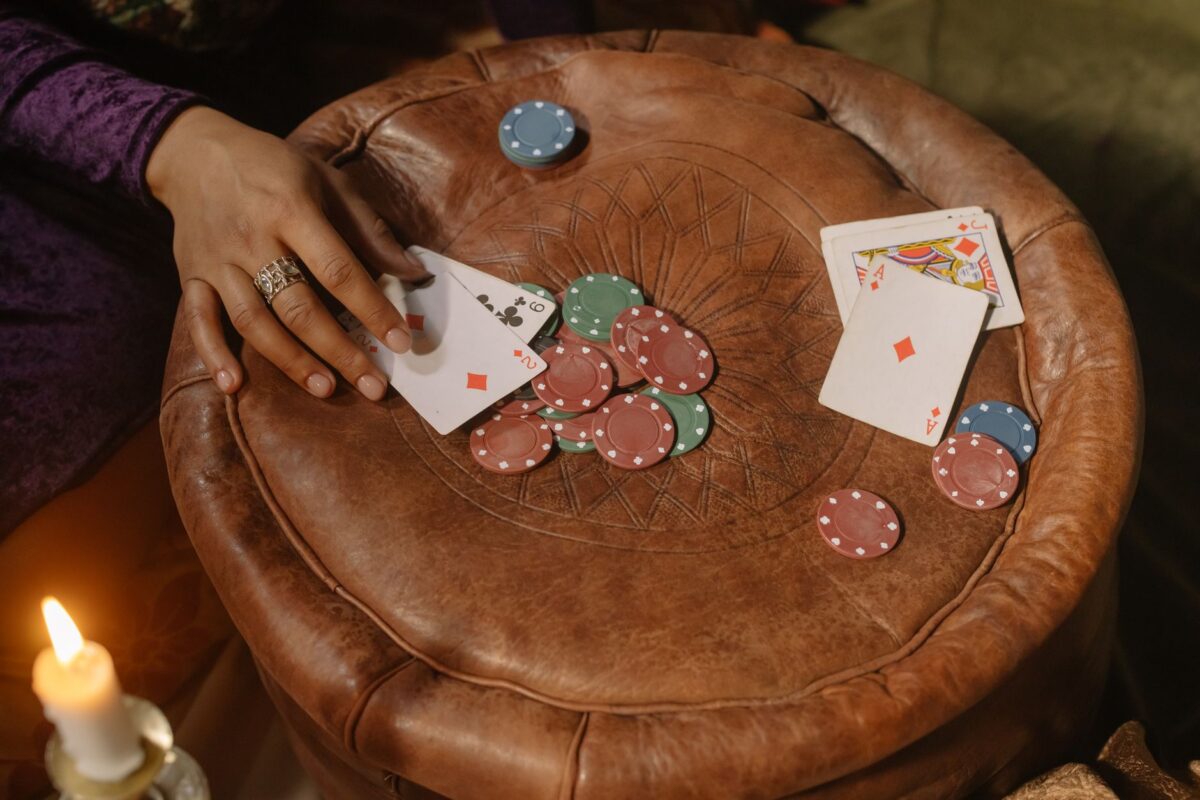 Poker en Bitcoin : frais réseau et délai de retrait à vérifier avant de déposer